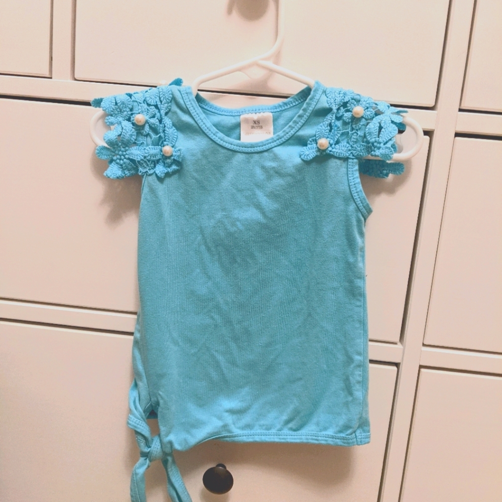 Cute 2T shirt with pearls